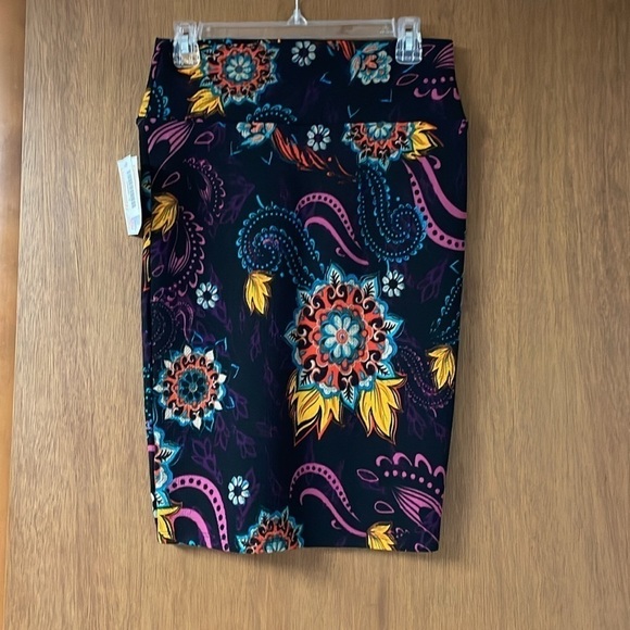 Size small floral LulaRoe Cassie pencil skirt - Picture 4 of 4